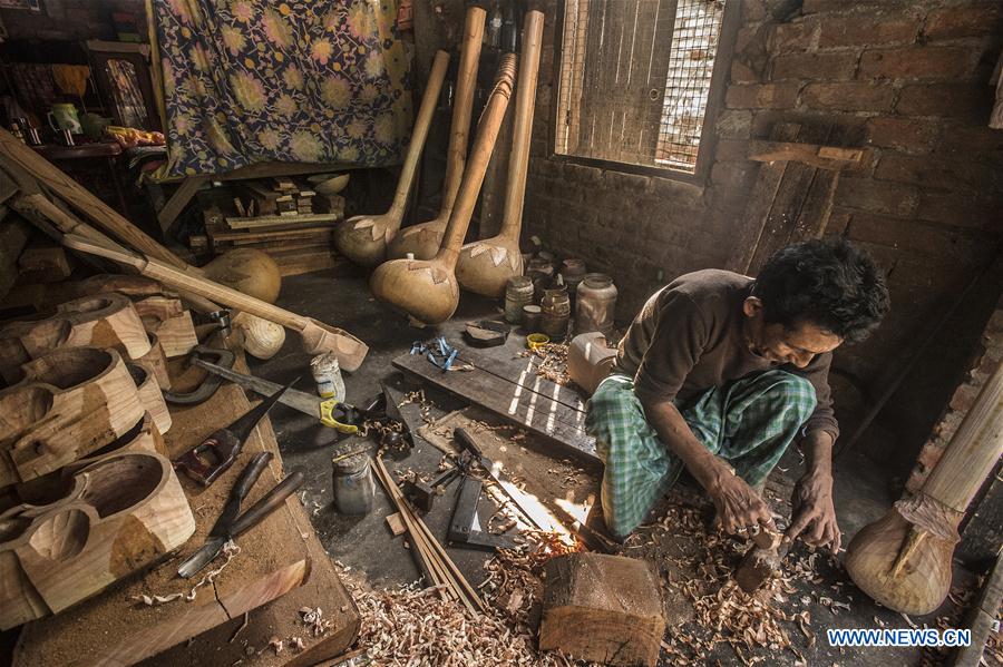 INDIA-CALCUTA-INSTRUMENTOS DE MUSICA CLASICA