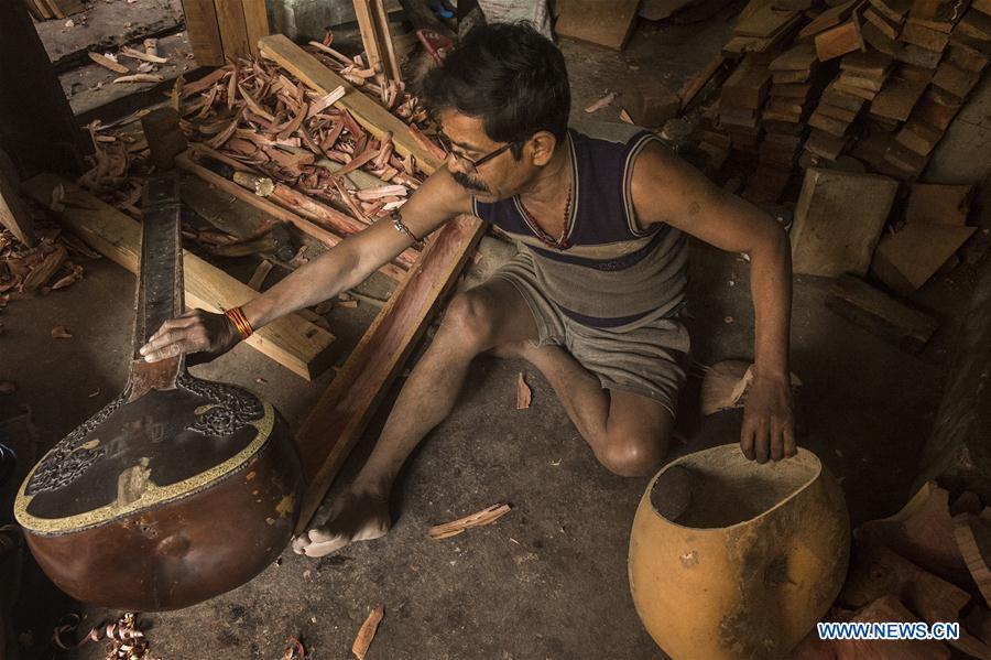 INDIA-CALCUTA-INSTRUMENTOS DE MUSICA CLASICA