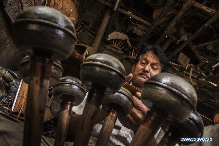 INDIA-CALCUTA-INSTRUMENTOS DE MUSICA CLASICA