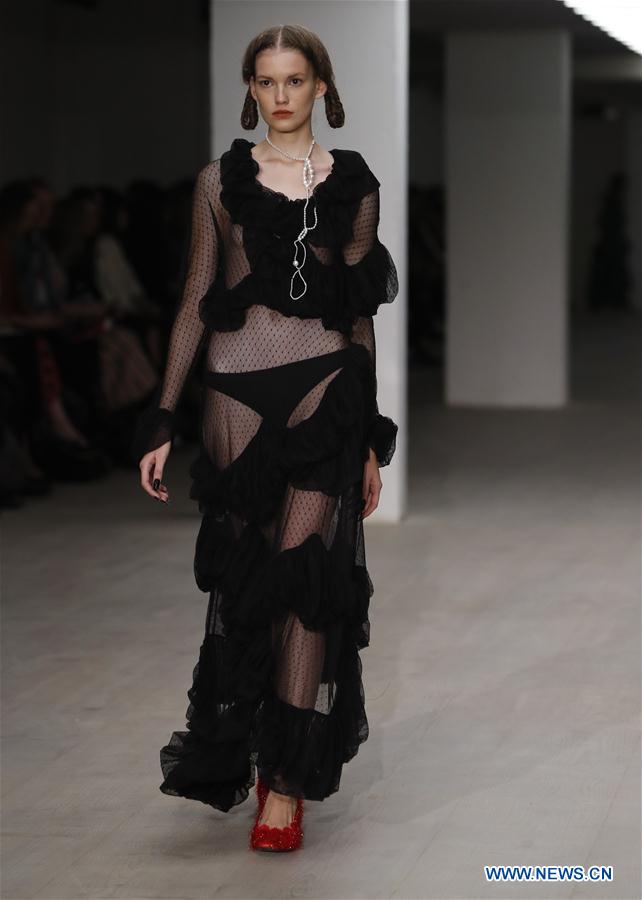 REINO UNIDO-LONDRES-SEMANA MODA-YUHAN WANG