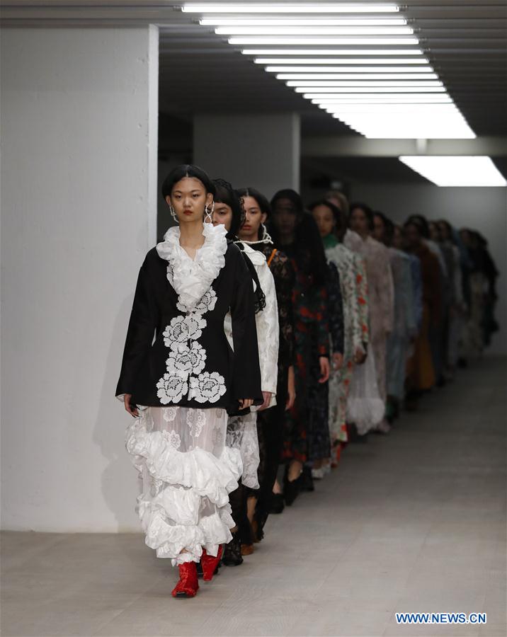 REINO UNIDO-LONDRES-SEMANA MODA-YUHAN WANG