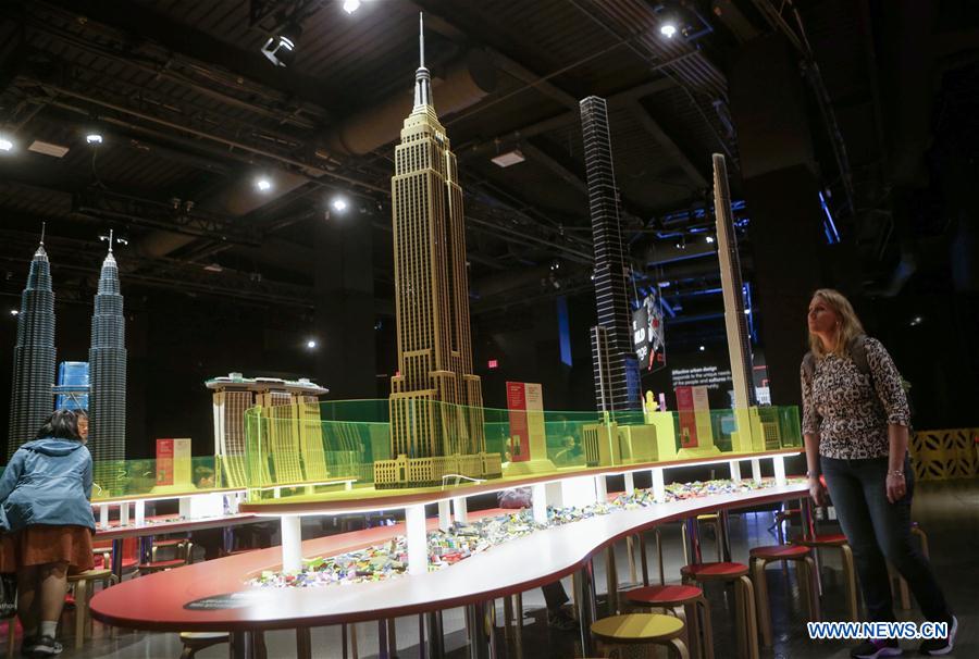 CANADA-VANCOUVER-EXPOSICION-TORRES DEL FUTURO CON BLOQUES DE LEGO