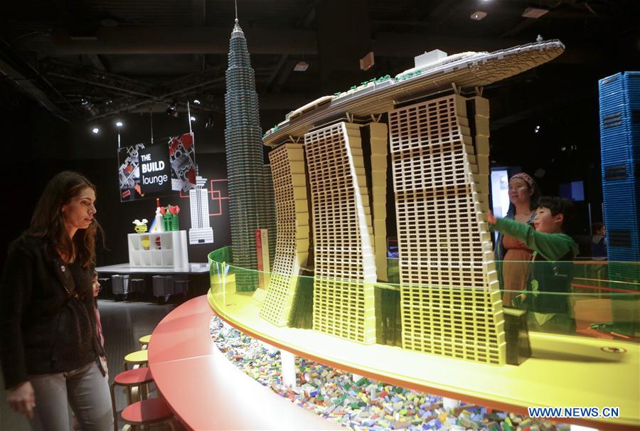 CANADA-VANCOUVER-EXPOSICION-TORRES DEL FUTURO CON BLOQUES DE LEGO