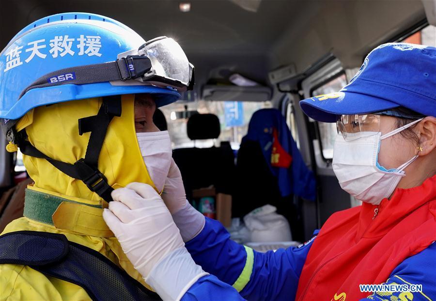 CHINA-ZHENGZHOU-CORONAVIRUS-VOLUNTARIOS-PAREJA
