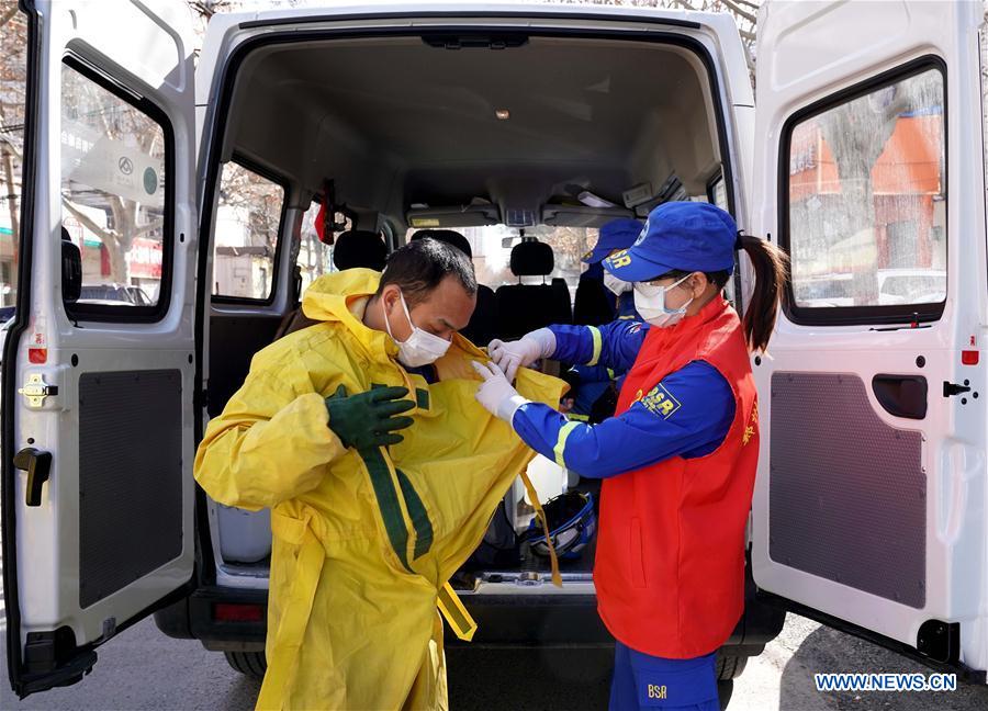 CHINA-ZHENGZHOU-CORONAVIRUS-VOLUNTARIOS-PAREJA