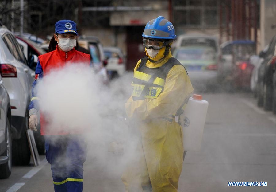 CHINA-ZHENGZHOU-CORONAVIRUS-VOLUNTARIOS-PAREJA