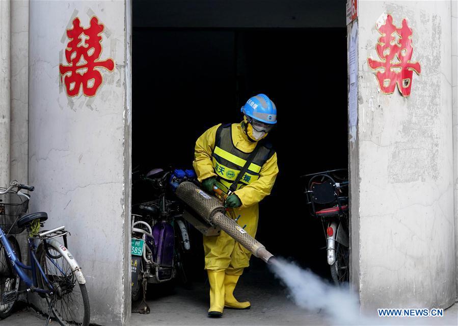 CHINA-ZHENGZHOU-CORONAVIRUS-VOLUNTARIOS-PAREJA