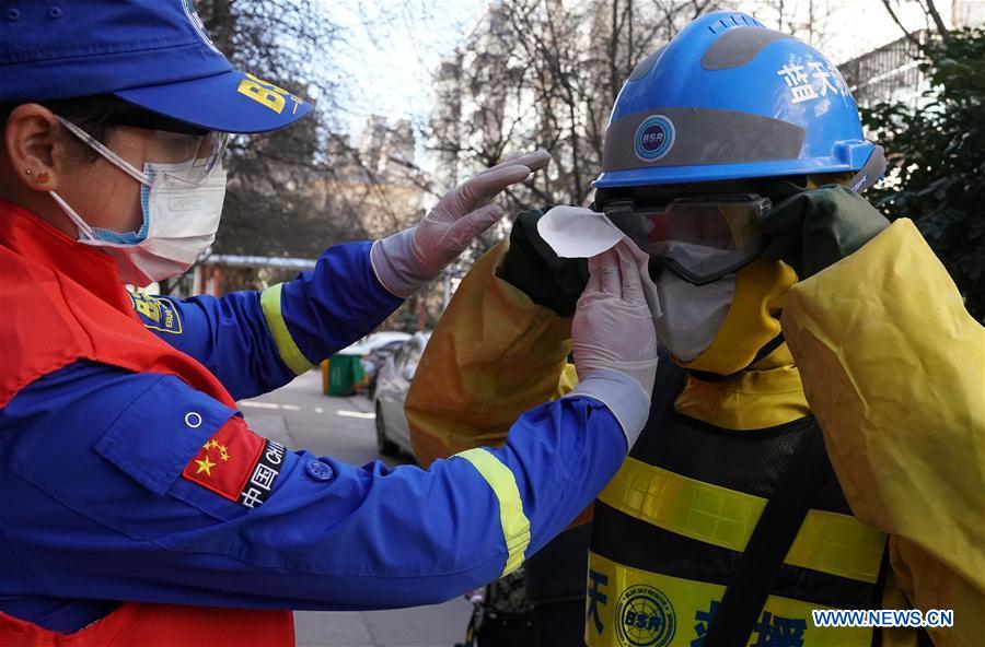 CHINA-ZHENGZHOU-CORONAVIRUS-VOLUNTARIOS-PAREJA