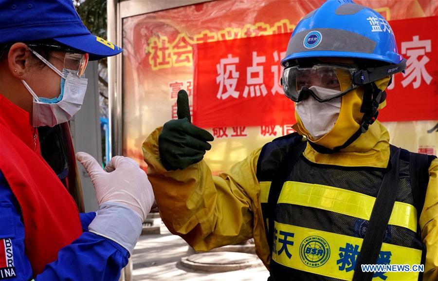 CHINA-ZHENGZHOU-CORONAVIRUS-VOLUNTARIOS-PAREJA