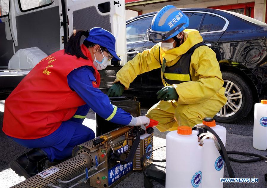 CHINA-ZHENGZHOU-CORONAVIRUS-VOLUNTARIOS-PAREJA