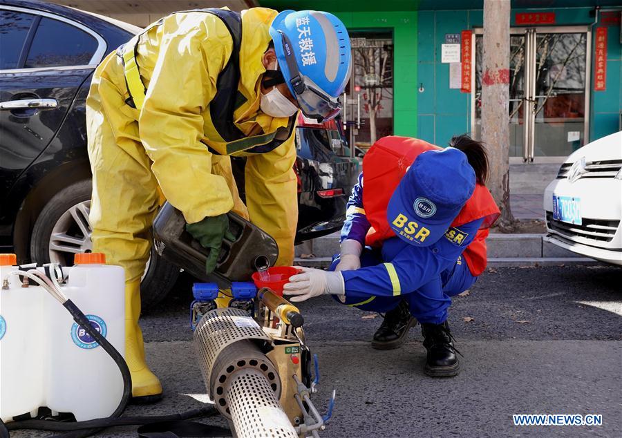 CHINA-ZHENGZHOU-CORONAVIRUS-VOLUNTARIOS-PAREJA