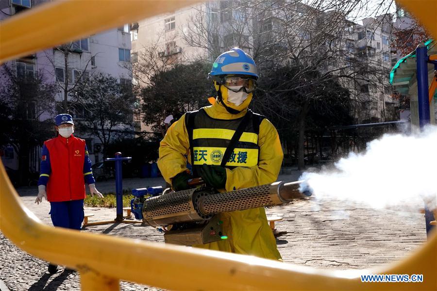CHINA-ZHENGZHOU-CORONAVIRUS-VOLUNTARIOS-PAREJA