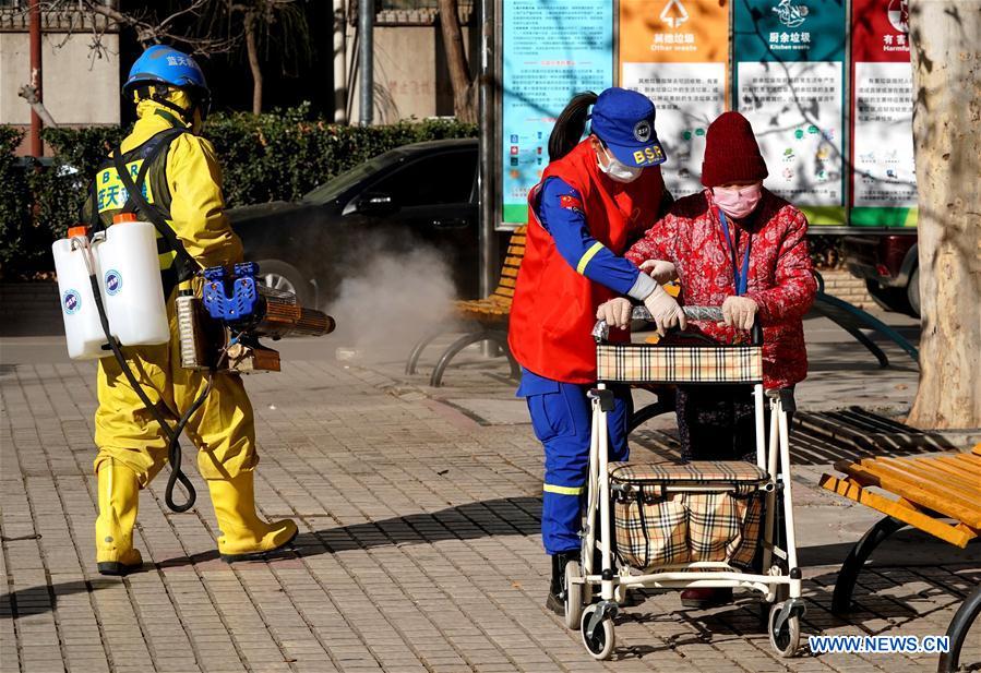 CHINA-ZHENGZHOU-CORONAVIRUS-VOLUNTARIOS-PAREJA