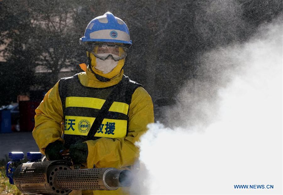 CHINA-ZHENGZHOU-CORONAVIRUS-VOLUNTARIOS-PAREJA