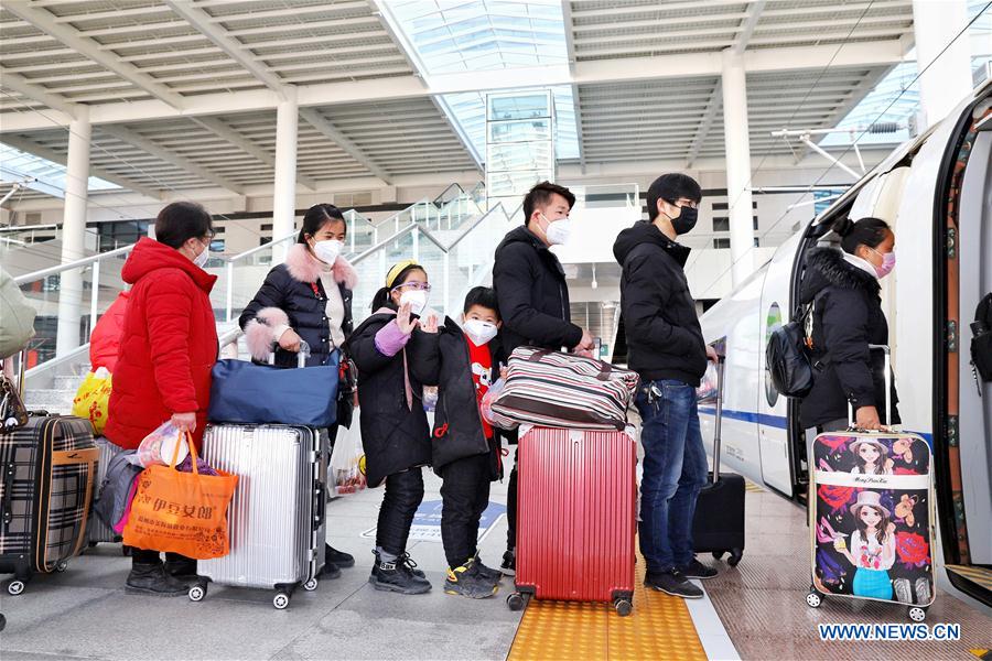 CHINA-ANHUI-TRABAJADORES-ESTACION DE FERROCARRIL
