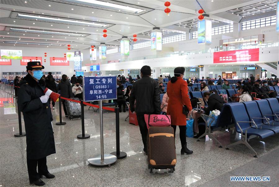 CHINA-ANHUI-TRABAJADORES-ESTACION DE FERROCARRIL