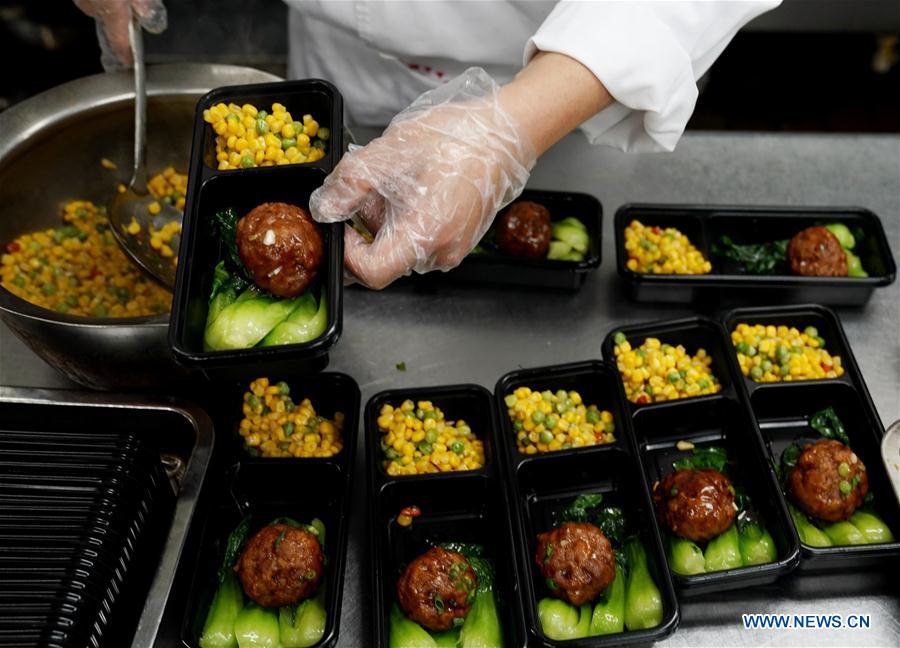 CHINA-SHANGHAI-CORONAVIRUS-RESTAURANTE-COMIDA PARA LLEVAR