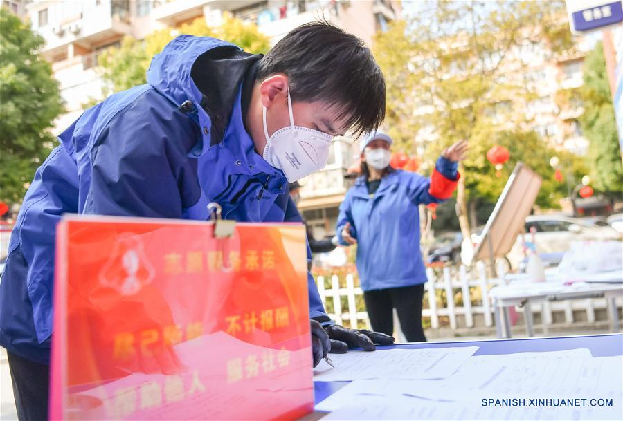 CHINA-WUHAN-COVID 19-VOLUNTARIOS