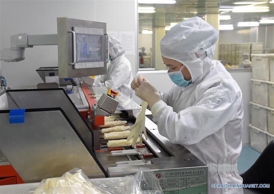 CHINA-BEIJING-GUANTES MEDICOS-PRODUCCION