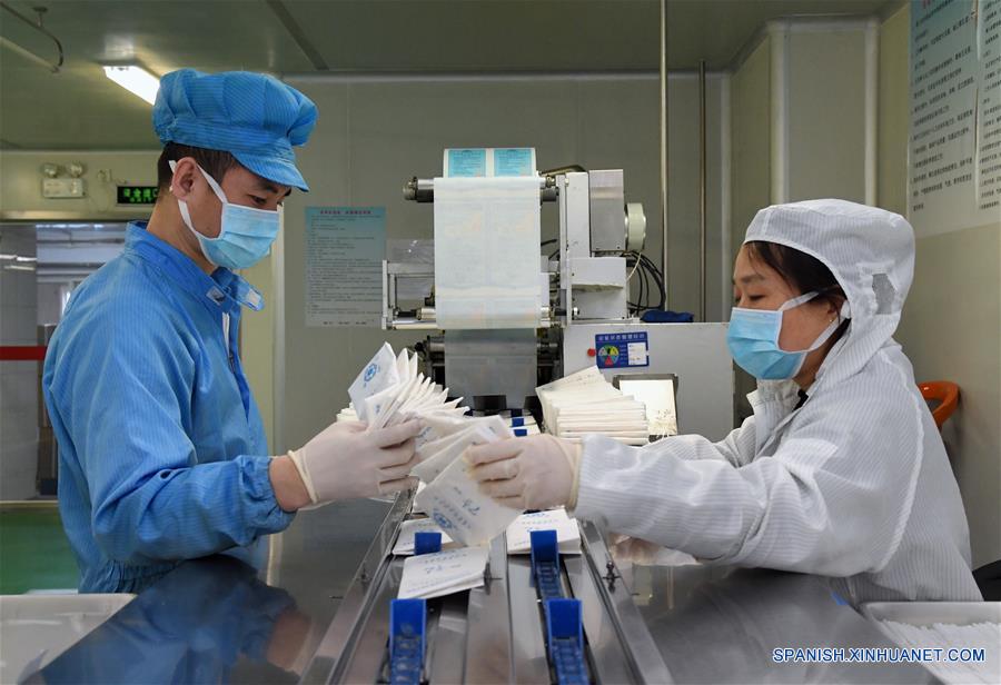 CHINA-BEIJING-GUANTES MEDICOS-PRODUCCION