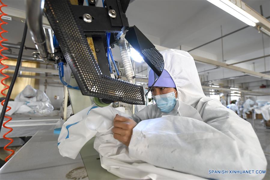 CHINA-NINGXIA-YINCHUAN-NUEVO CORONAVIRUS-TRAJES PROTECTORES-PRODUCCION