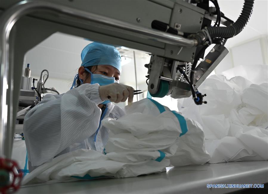 CHINA-MONGOLIA INTERIOR-HOHHOT-TRAJES PROTECTORES-PRODUCCION 