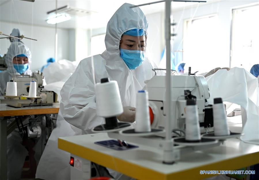 CHINA-MONGOLIA INTERIOR-HOHHOT-TRAJES PROTECTORES-PRODUCCION 