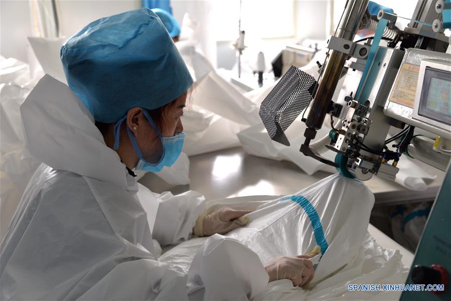 CHINA-MONGOLIA INTERIOR-HOHHOT-TRAJES PROTECTORES-PRODUCCION 