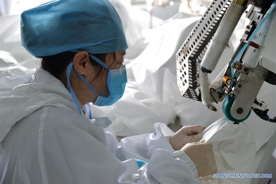 CHINA-MONGOLIA INTERIOR-HOHHOT-TRAJES PROTECTORES-PRODUCCION 