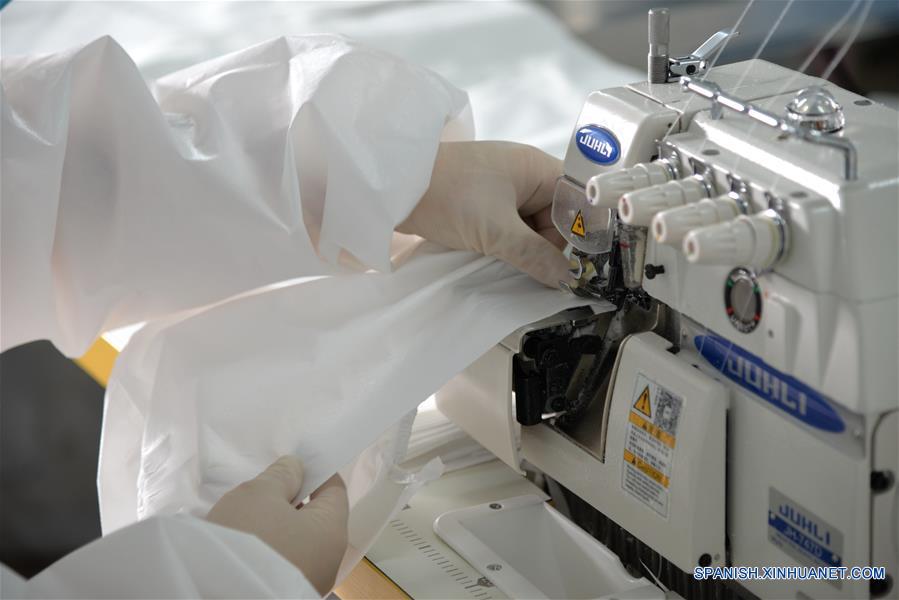 CHINA-MONGOLIA INTERIOR-HOHHOT-TRAJES PROTECTORES-PRODUCCION 