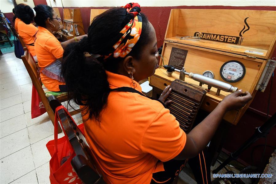 CUBA-HABANA-HABANOS-FABRICACION