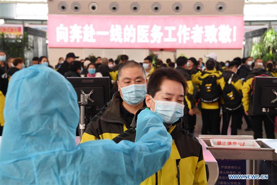 CHINA-GANSU-LANZHOU-CORONAVIRUS-EQUIPO MEDICO-AYUDA