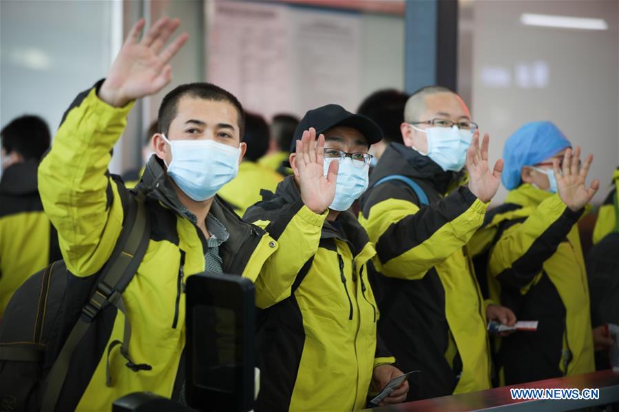 CHINA-GANSU-LANZHOU-CORONAVIRUS-EQUIPO MEDICO-AYUDA