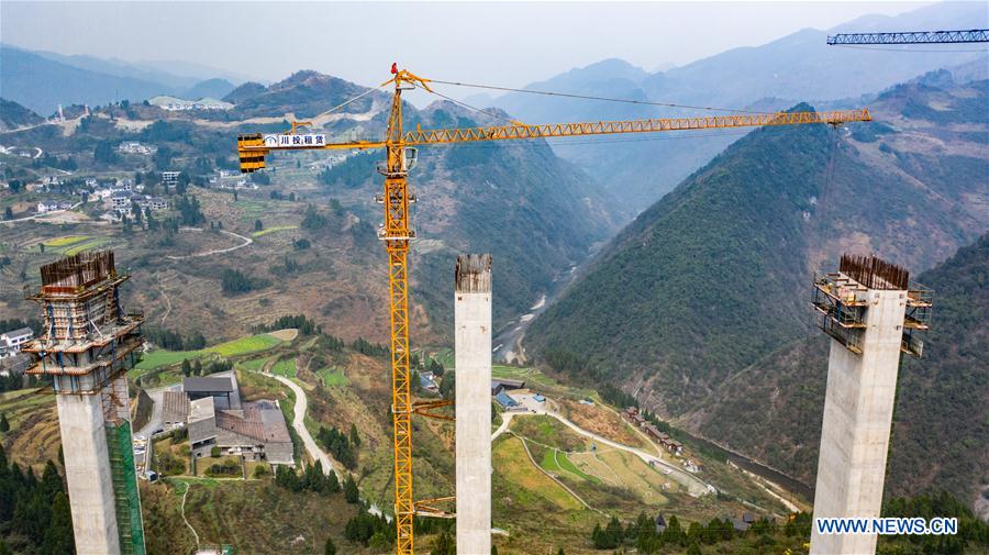CHINA-GUIZHOU-ZUNYI-PUENTE-REANUDACION DE LA CONSTRUCCION