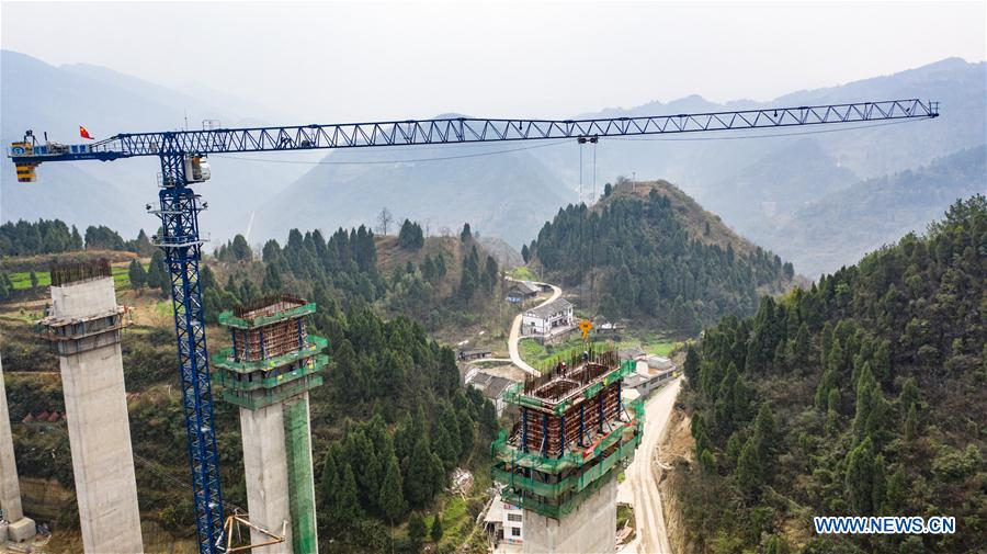 CHINA-GUIZHOU-ZUNYI-PUENTE-REANUDACION DE LA CONSTRUCCION