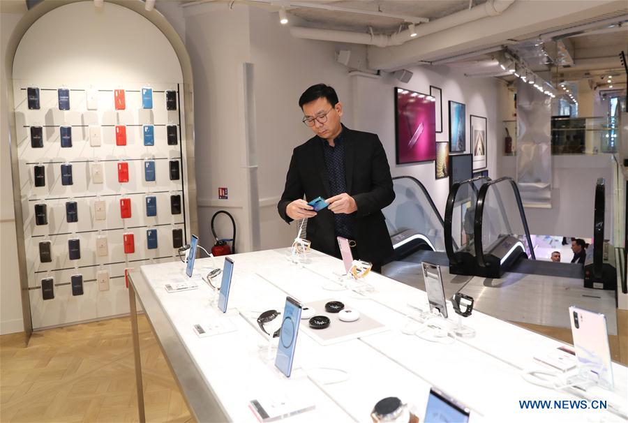 FRANCIA-PARIS-HUAWEI-TIENDA INSIGNIA