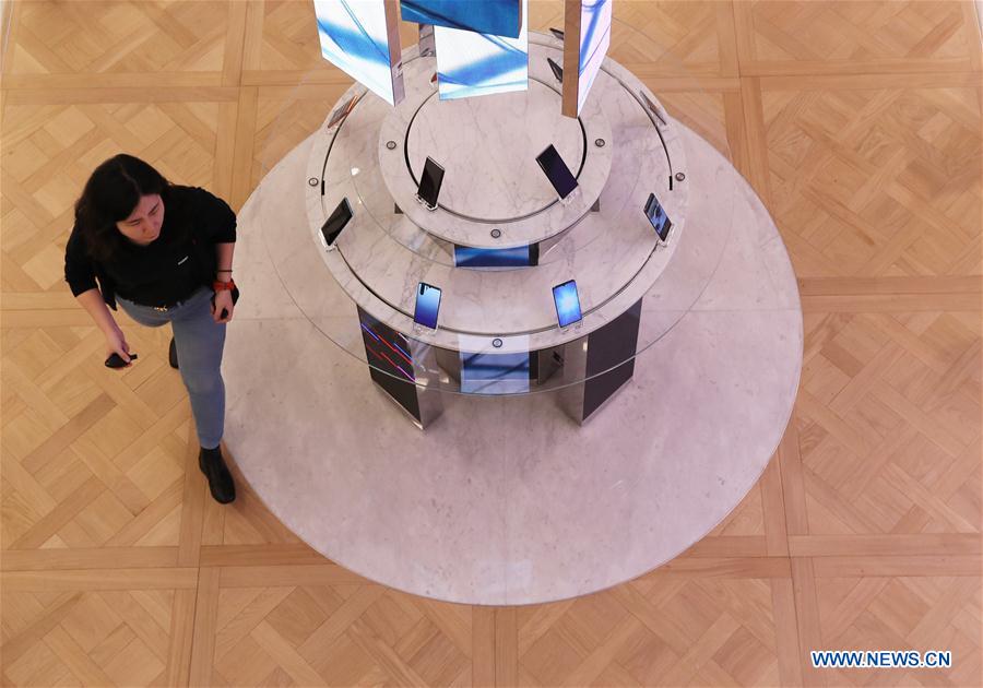 FRANCIA-PARIS-HUAWEI-TIENDA INSIGNIA