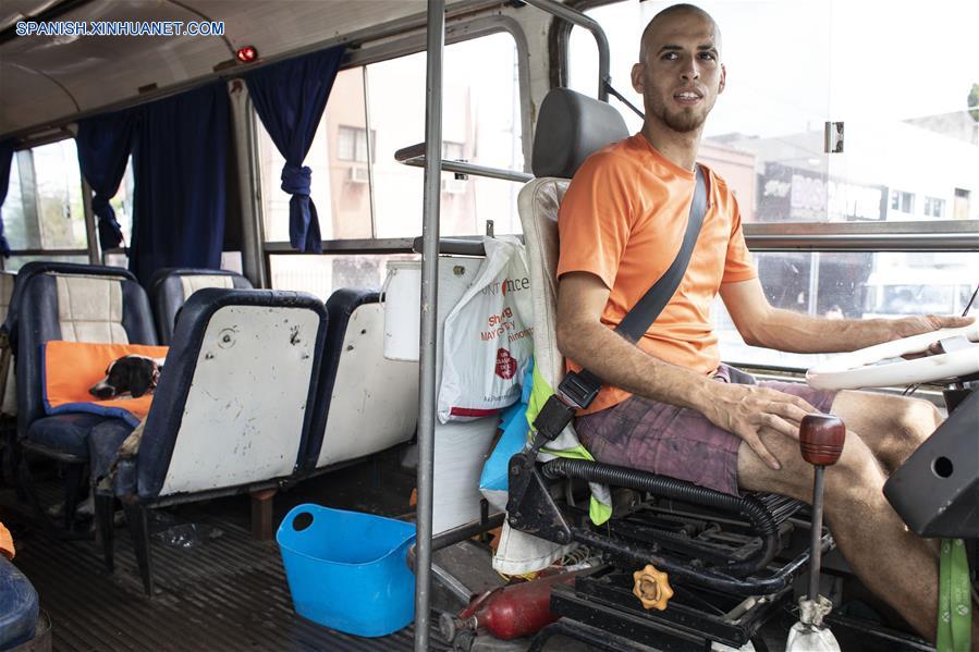 ARGENTINA-BUENOS AIRES-PASEO DE PERROS EN AUTOBUS