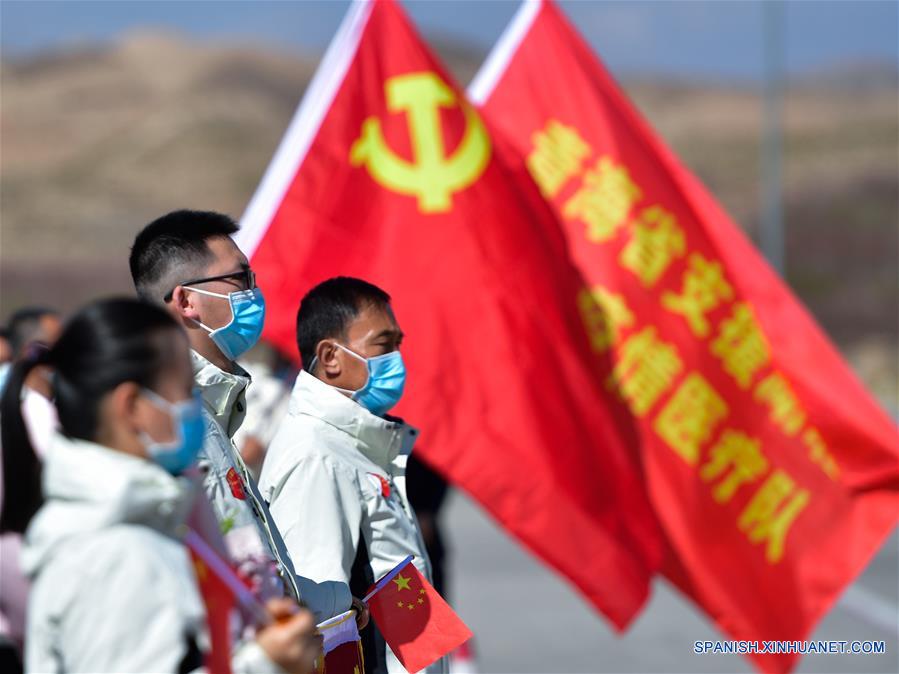 CHINA-QINGHAI-COVID-19-TRABAJADORES DE LA SALUD-REGRESO-LLEGADA