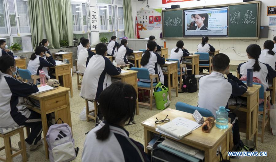 CHINA-WUHAN-COVID-19-CLASES-REANUDACION