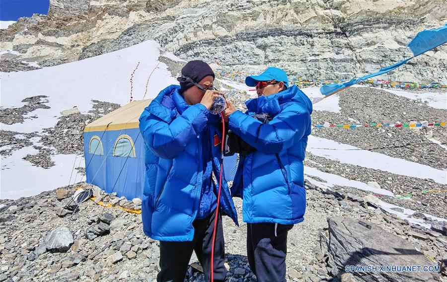 CHINA-TIBET-MONTE QOMOLANGMA-CAMPAMENTO DE AVANCE-EQUIPO DE NUEVA MEDICION