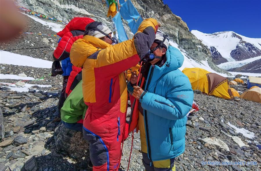 CHINA-TIBET-MONTE QOMOLANGMA-CAMPAMENTO DE AVANCE-EQUIPO DE NUEVA MEDICION