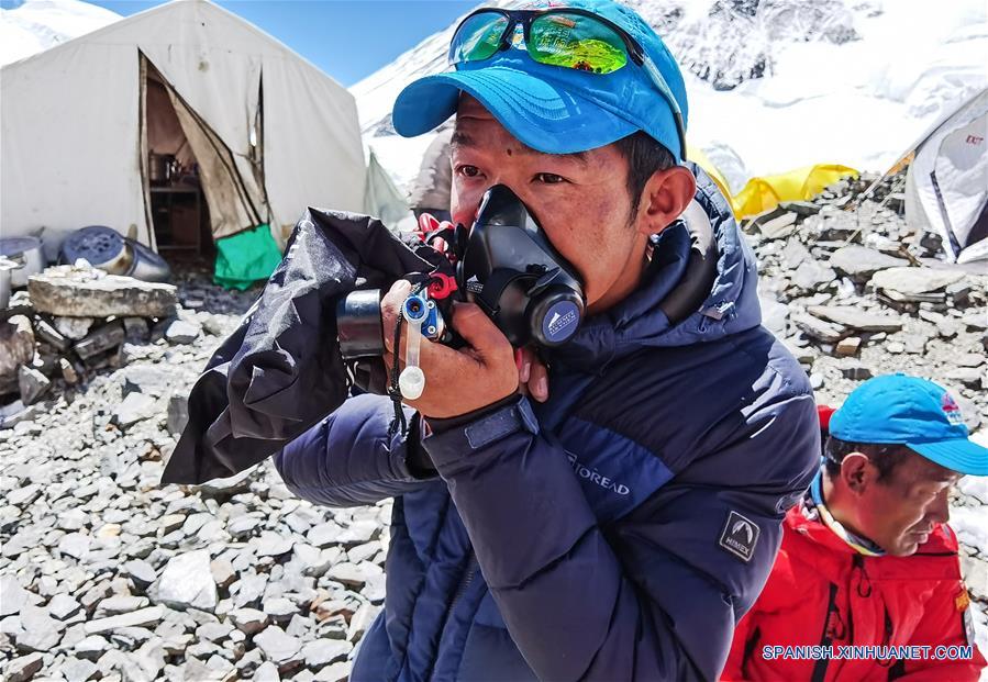 CHINA-TIBET-MONTE QOMOLANGMA-CAMPAMENTO DE AVANCE-EQUIPO DE NUEVA MEDICION