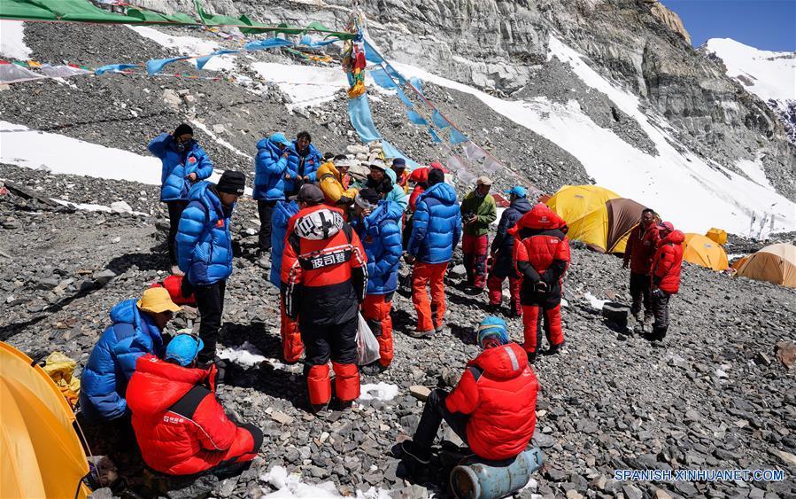 CHINA-TIBET-MONTE QOMOLANGMA-CAMPAMENTO DE AVANCE-EQUIPO DE NUEVA MEDICION