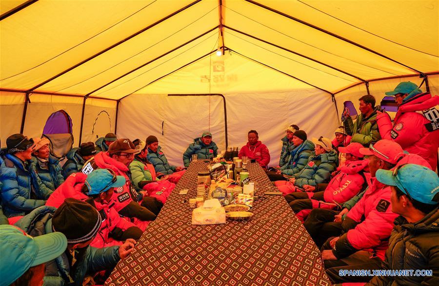CHINA-TIBET-MONTE QOMOLANGMA-CAMPAMENTO DE AVANCE-EQUIPO DE NUEVA MEDICION