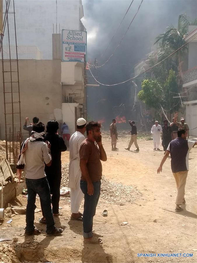 PAKISTAN-KARACHI-AVION-ACCIDENTE
