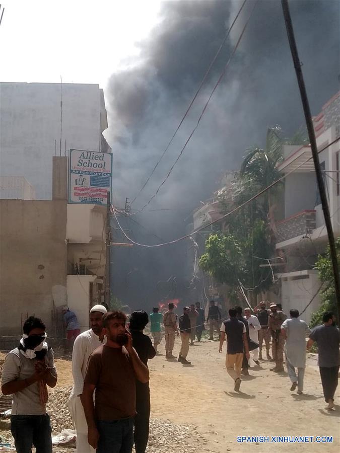 PAKISTAN-KARACHI-AVION-ACCIDENTE