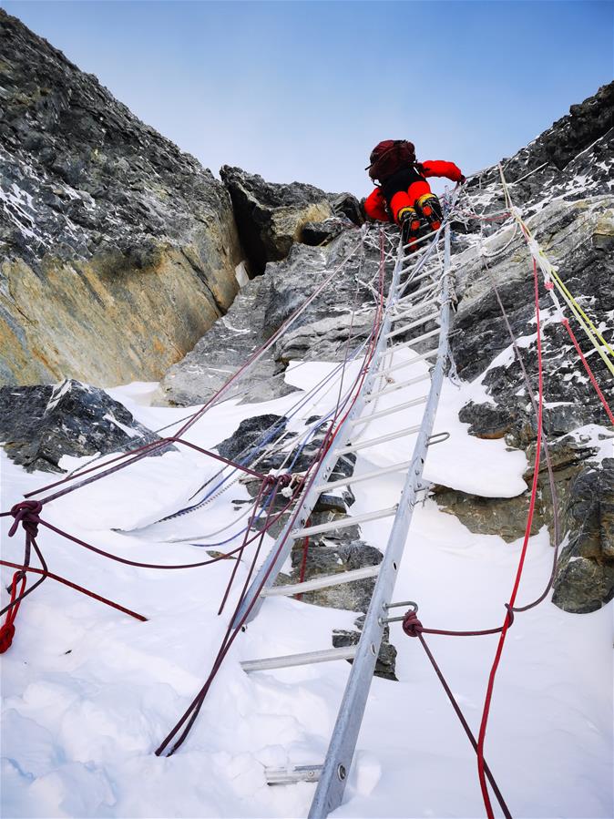 CHINA-MONTE QOMOLANGMA-EQUIPO DE TOPOGRAFIA-DIRECCION A LA CUMBRE