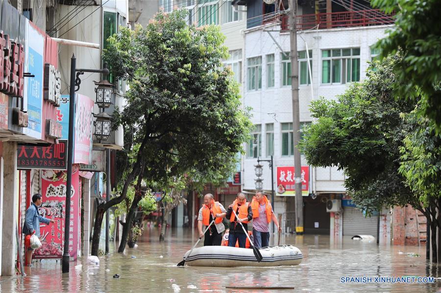 CHINA-GANSU-LONGNAN-FUERTES LLUVIAS-RESCATE