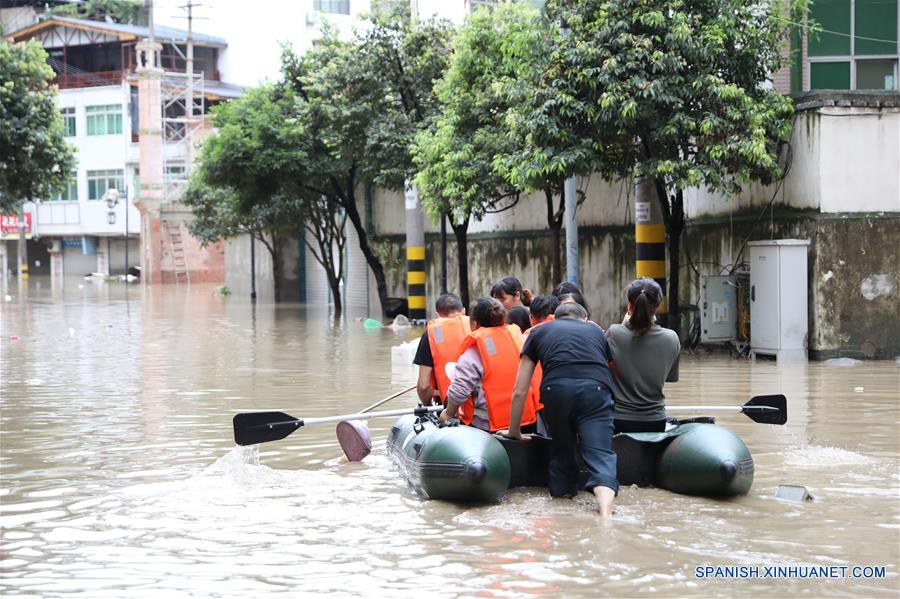 CHINA-GANSU-LONGNAN-FUERTES LLUVIAS-RESCATE